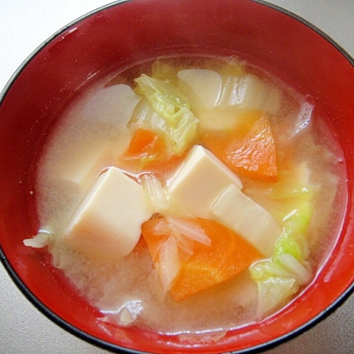 白菜と豆腐人参の味噌汁